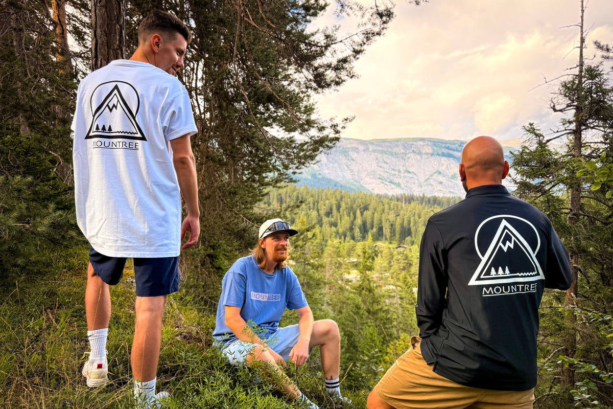 MOUNTREE Drop 01 mit Original Logo Tee White, Frame Logo Tee Blue und Tech Polo Longsleeve Black im Outdoor-Shooting