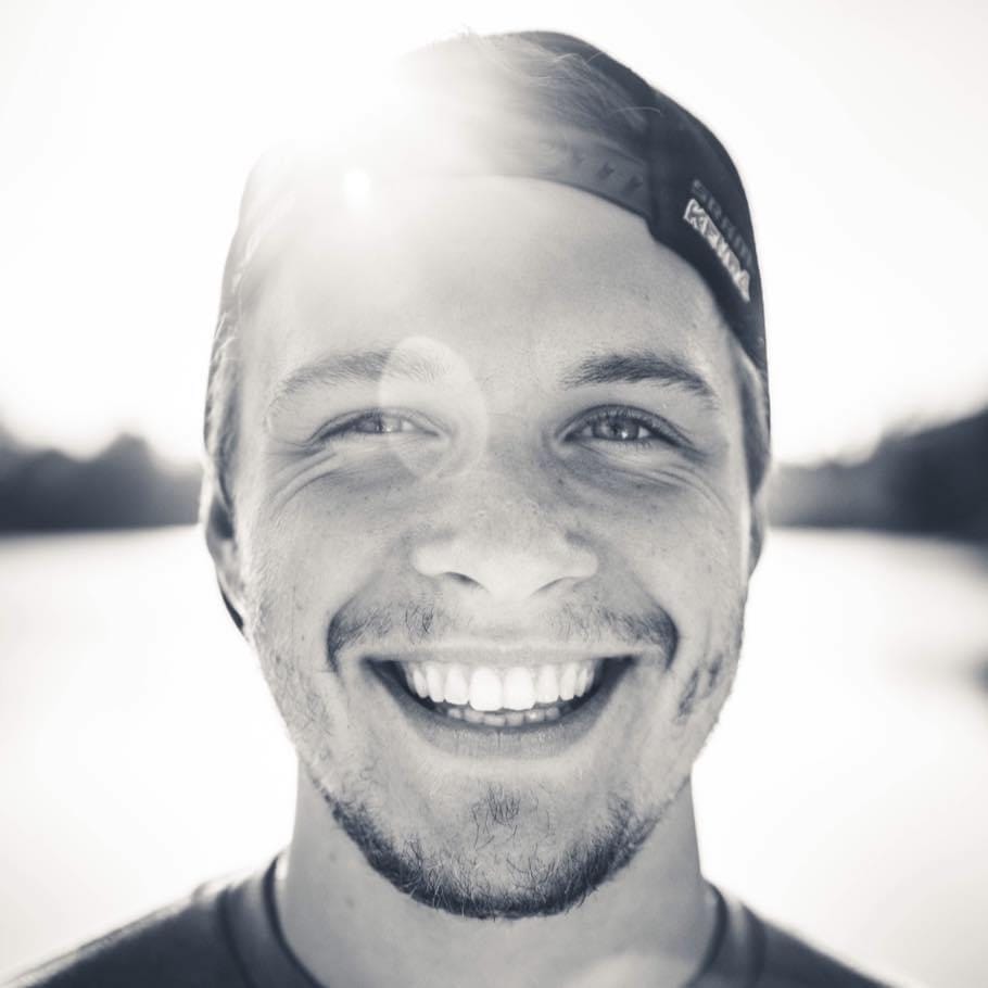 Schwarz-Weiß-Porträt von Kevin, Gründer der Outdoor- und Streetwear-Marke MOUNTREE.