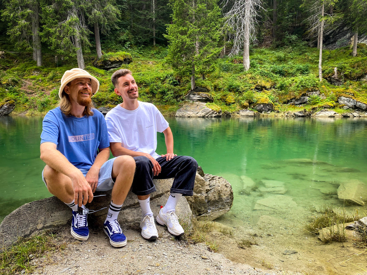 MOUNTREE Founder Story mit zwei Models am Bergsee