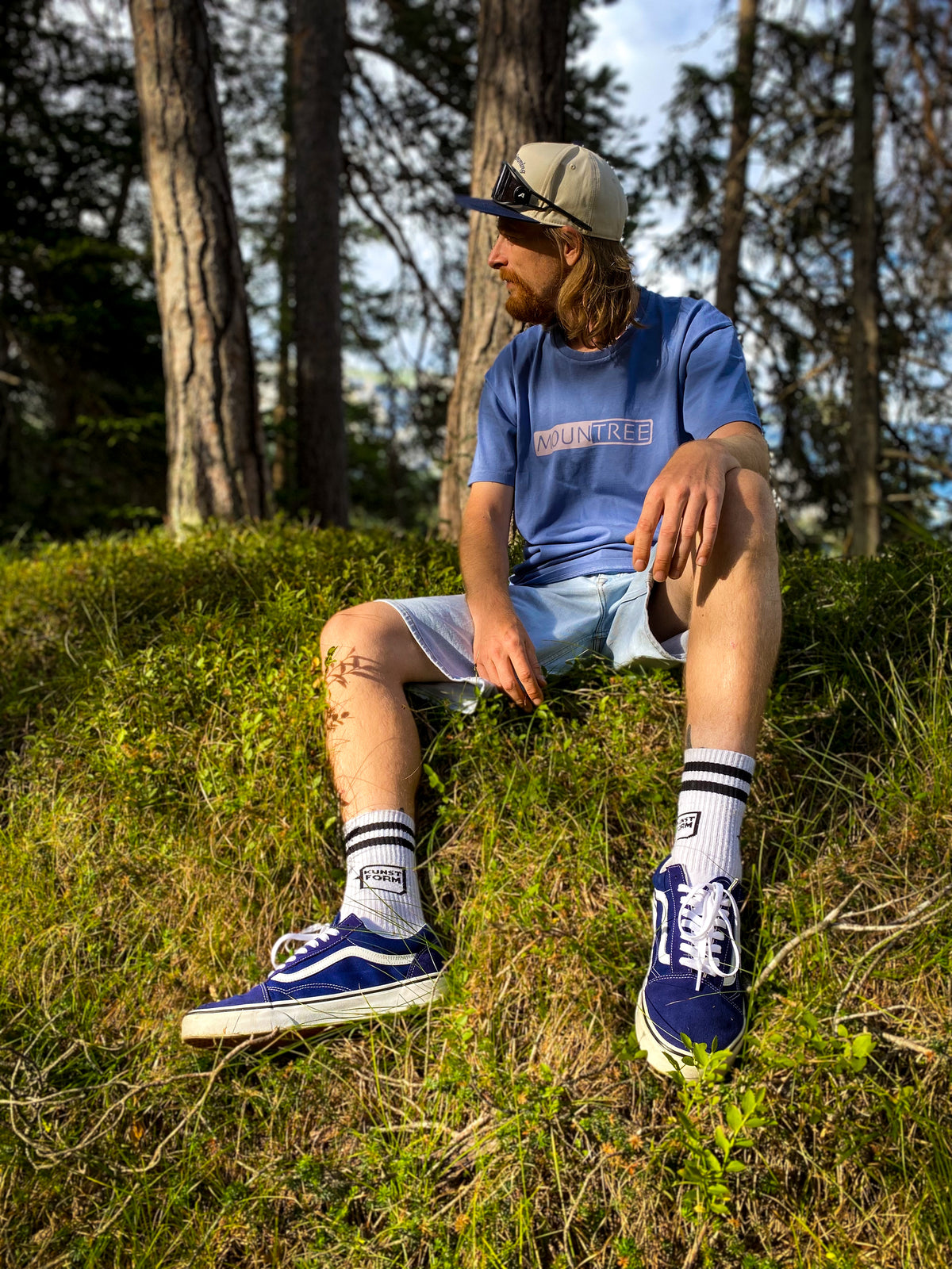 Burns im MOUNTREE Frame Logo Tee Blue beim Outdoor-Shooting im Wald