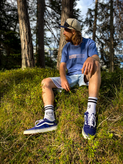 Burns im MOUNTREE Frame Logo Tee Blue beim Outdoor-Shooting im Wald