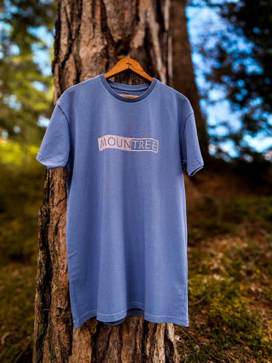 MOUNTREE Frame Logo Tee Blue – Vorderansicht am Baum im Wald