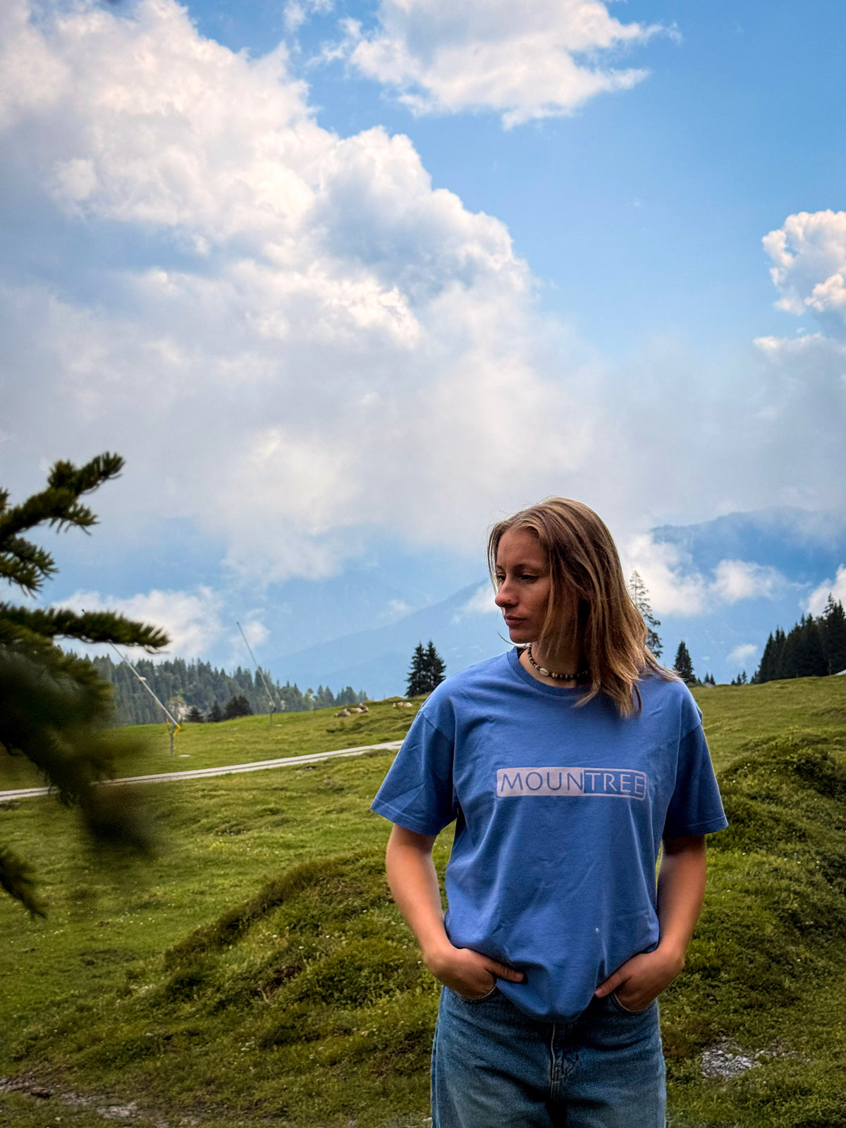 Jule im MOUNTREE Frame Logo Tee Blue beim Outdoor-Shooting in den Bergen