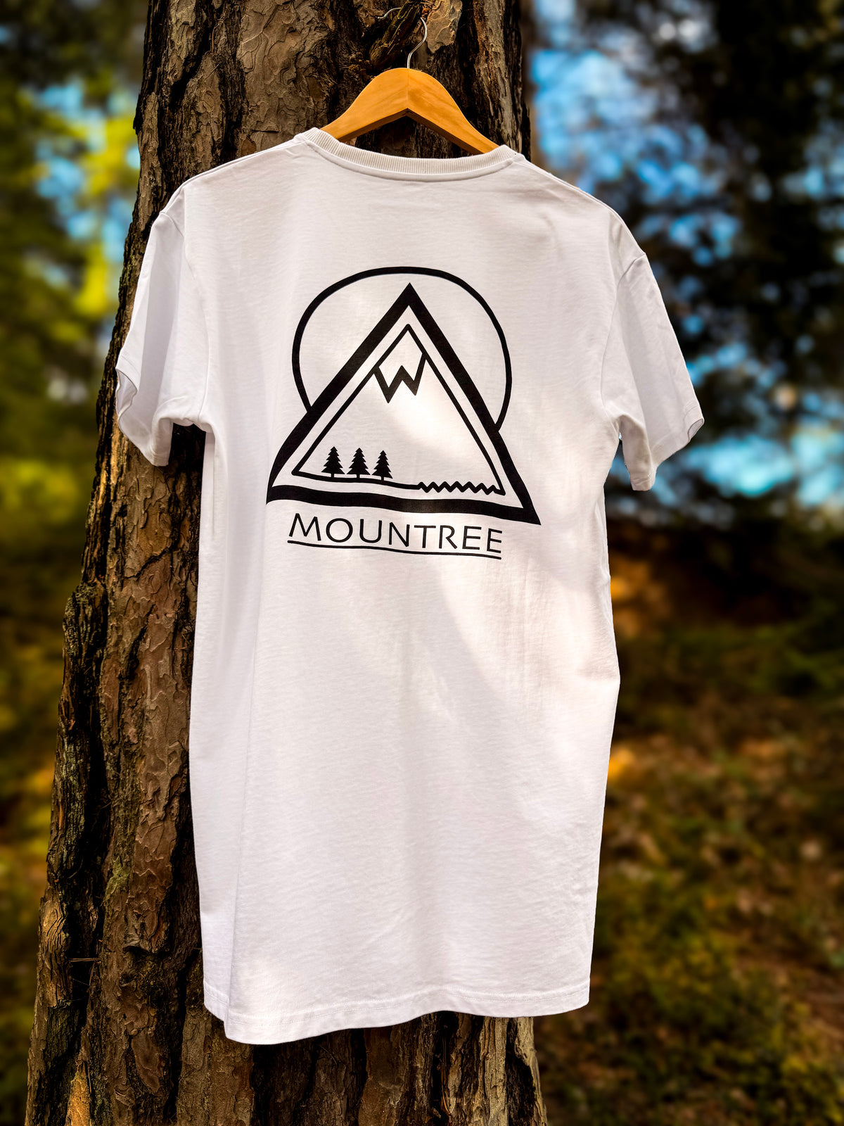 MOUNTREE Original Logo Tee White – Rückansicht mit großem Mountain Logo im Wald