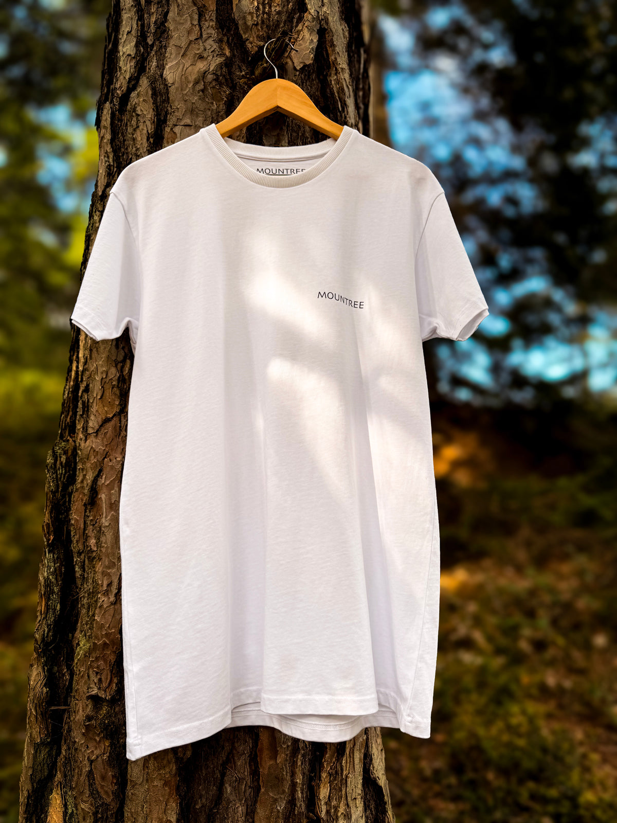MOUNTREE Original Logo Tee White – Vorderansicht am Baum im Wald
