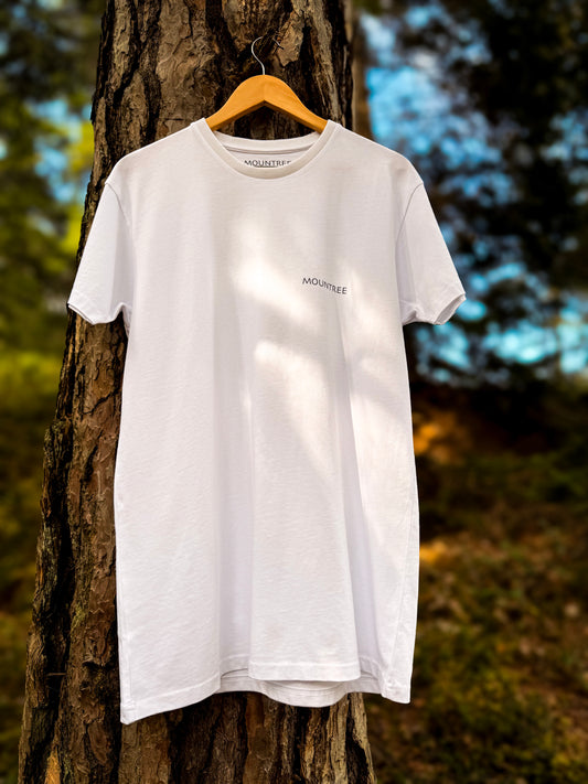 MOUNTREE Original Logo Tee White – Vorderansicht am Baum im Wald