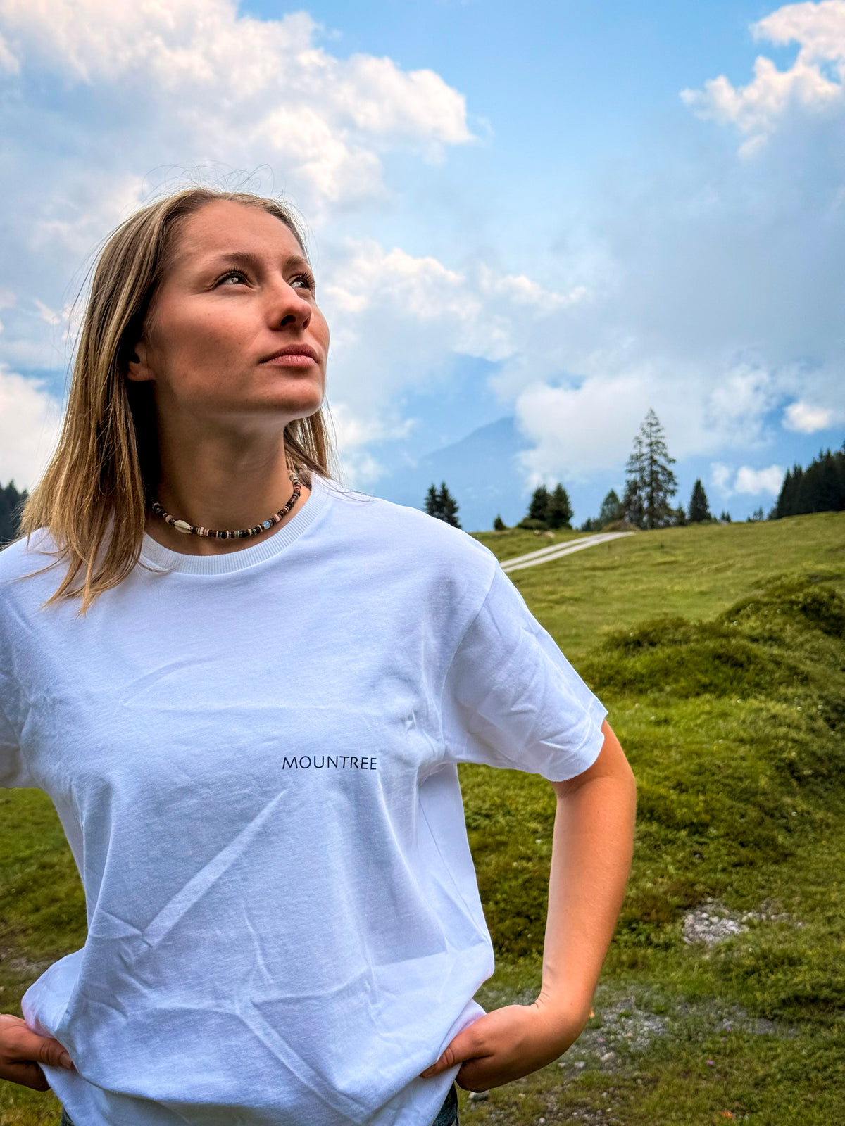 Jule im MOUNTREE Original Logo Tee White beim Outdoor-Shooting in den Bergen