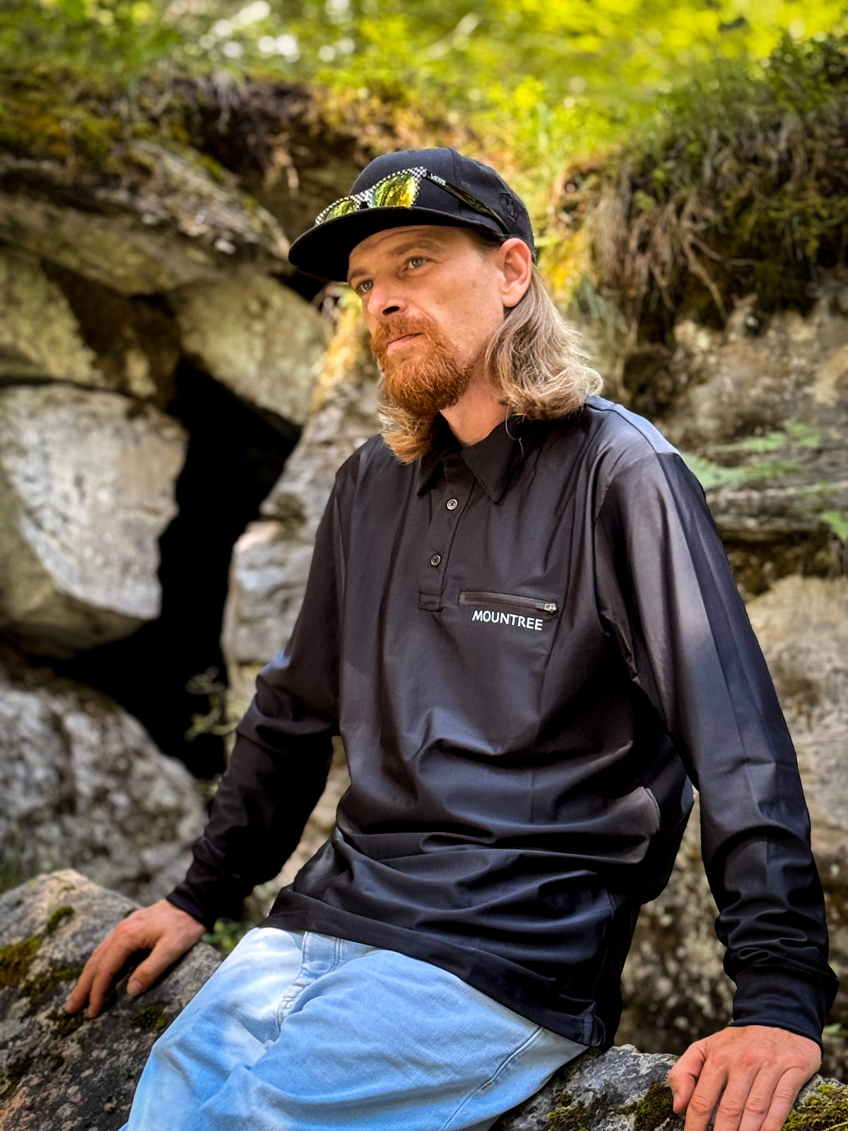 Burns im MOUNTREE Tech Polo Longsleeve Black beim Outdoor-Shooting im Wald