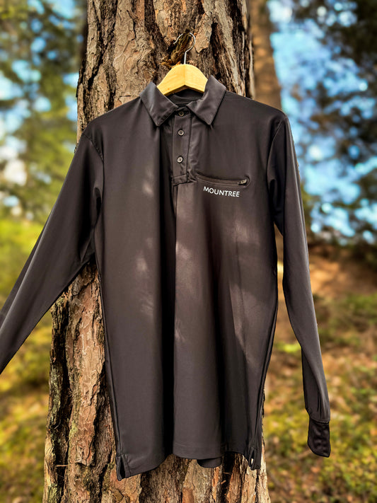 MOUNTREE Tech Polo Longsleeve Black – Vorderansicht mit Brusttasche und Zipper im Wald