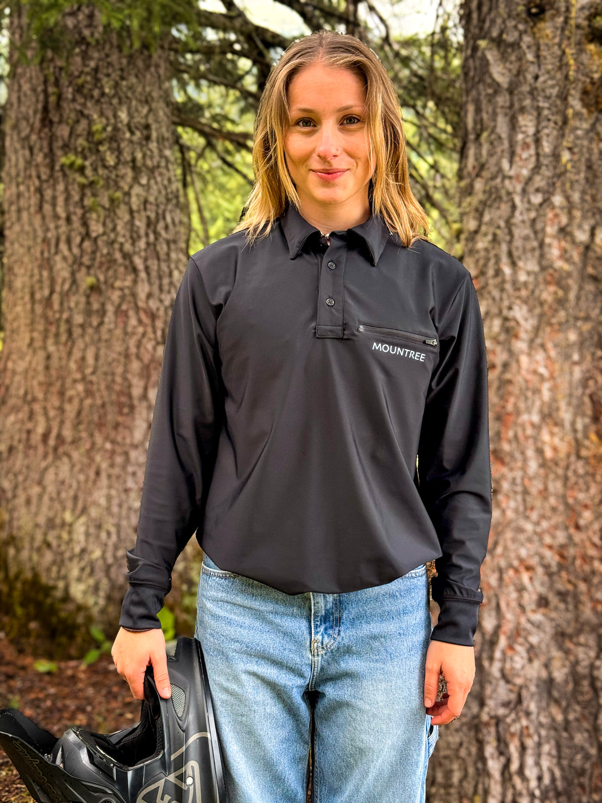 Jule im MOUNTREE Tech Polo Longsleeve Black beim Bike-Shooting im Wald