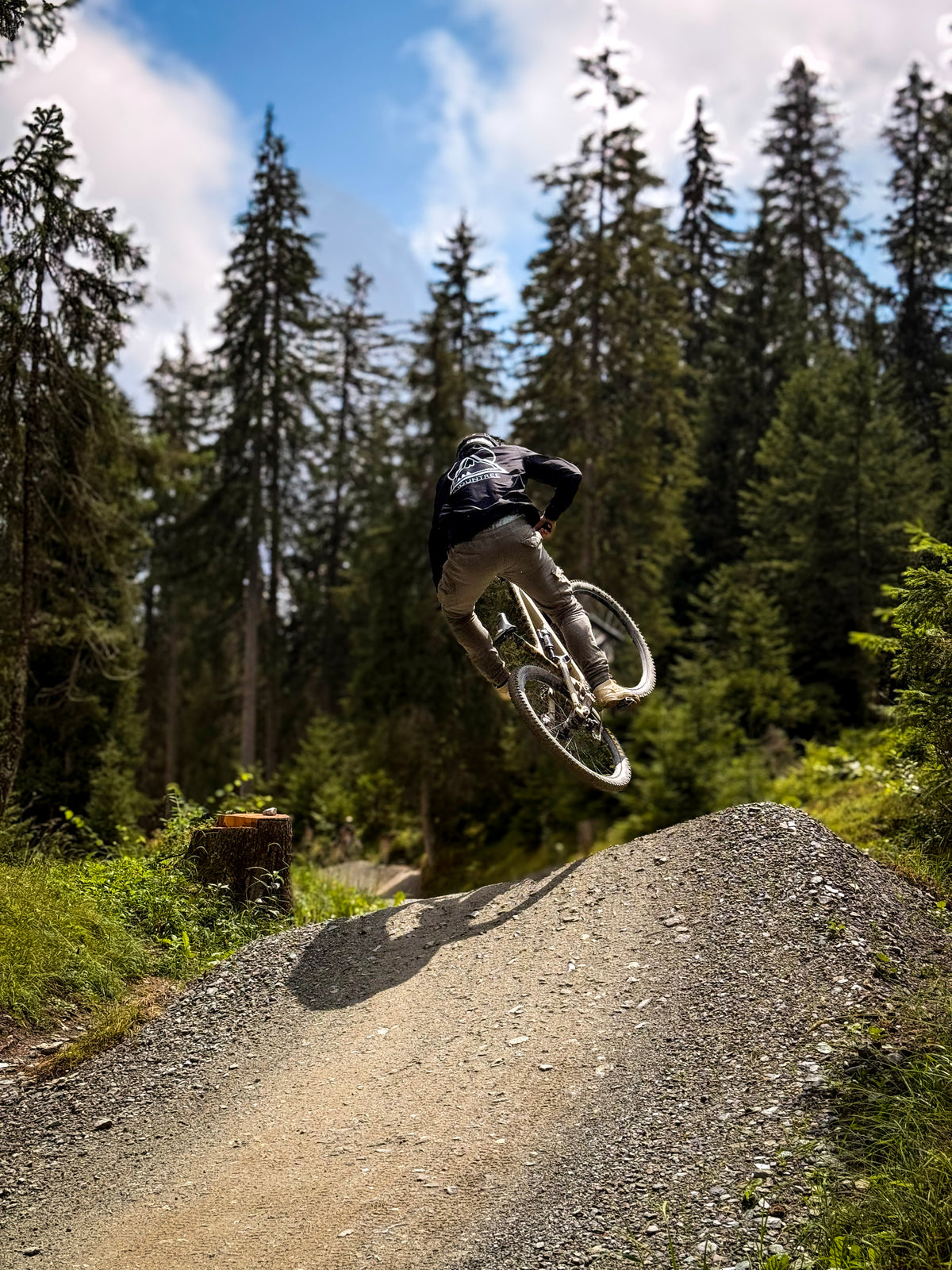 Martin im MOUNTREE Tech Polo Longsleeve Black beim Mountainbiken im Wald