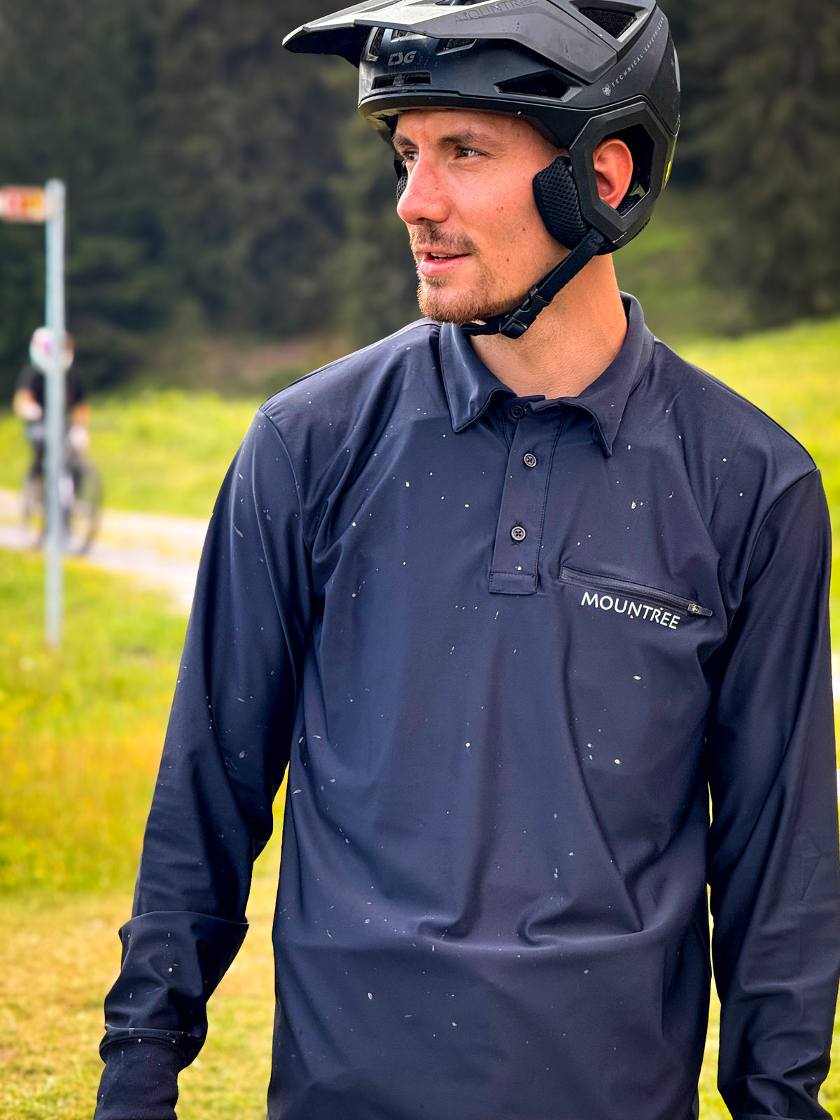 Quirin im MOUNTREE Tech Polo Longsleeve Black mit Bike-Helm beim Outdoor-Bike-Shooting
